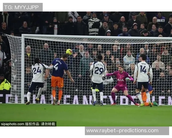 足总杯精彩对决那不勒斯与热刺激战成平局红牌事件引发全场热议